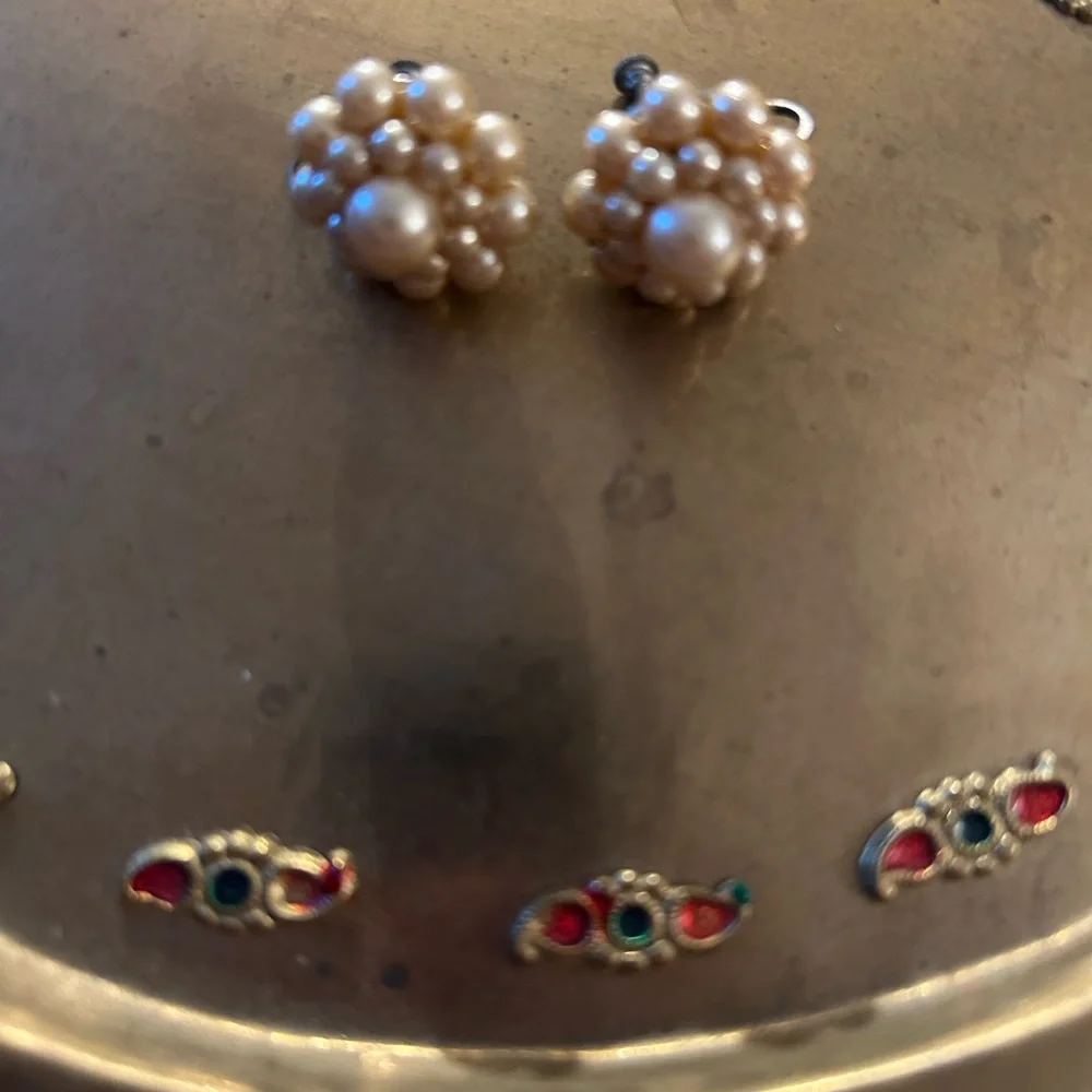 VTG Fake Pearl screw back earrings, very dainty!! - Picture 2 of 6